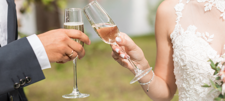 praznovanje poroke in nazdravljanje s šampanjcem