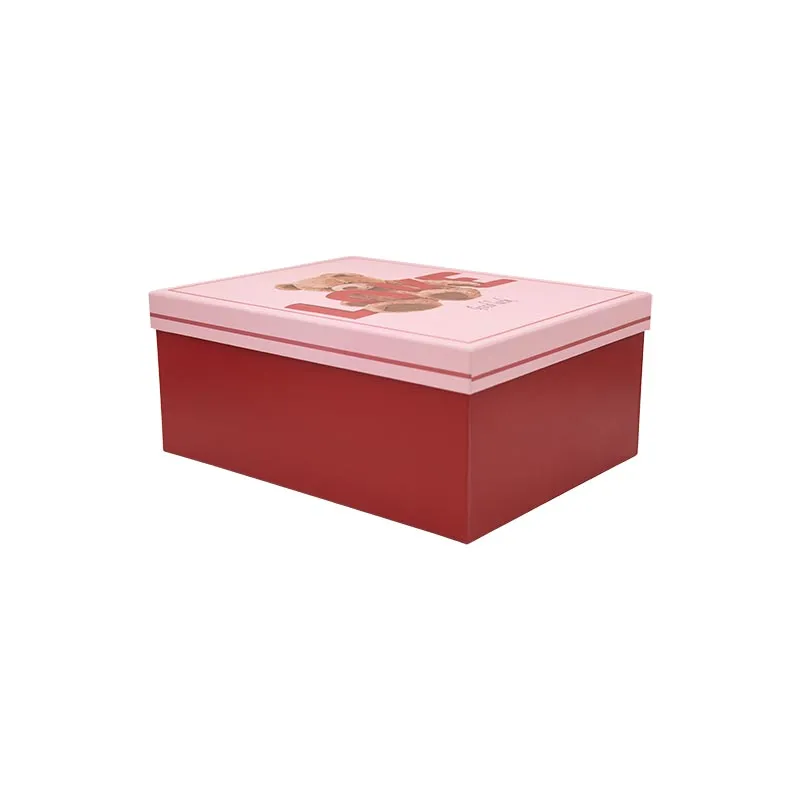 Darilna škatla kartonska, rdeča z medvedkom in napisom LOVE, 19x13x7.5cm