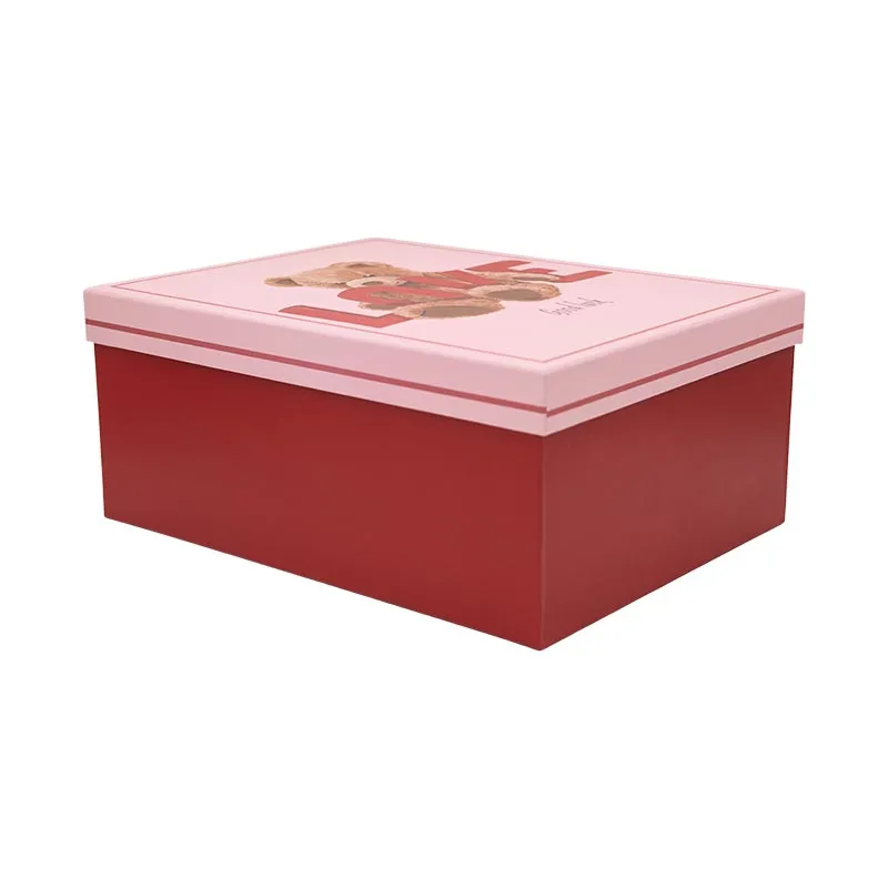 Darilna škatla kartonska, rdeča z medvedkom in napisom LOVE, 29x22x12.5cm