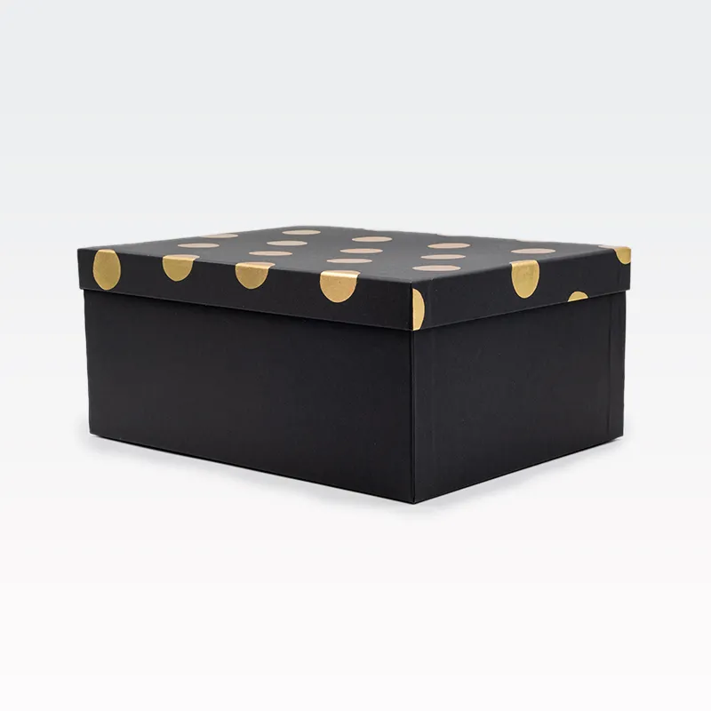 Darilna škatla kartonska, črna, z zlatimi pikami na pokrovu, 33x25.5x14.5cm