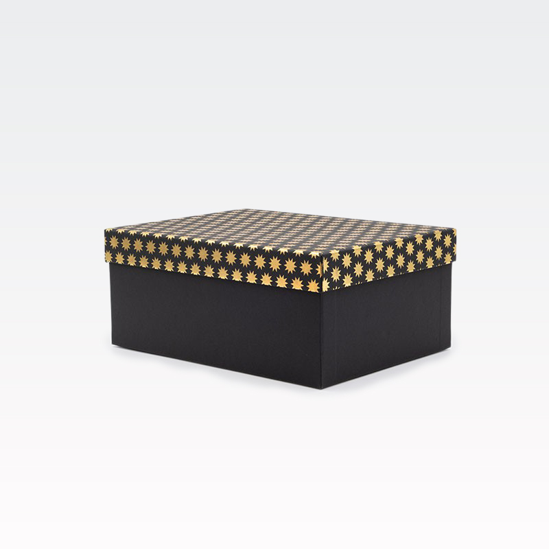 Darilna škatla kartonska, črna, z zlatimi zvezdami na pokrovu, 27x20x11.5cm