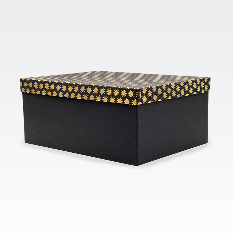 Darilna škatla kartonska, črna, z zlatimi zvezdami na pokrovu, 35x27x15.5cm