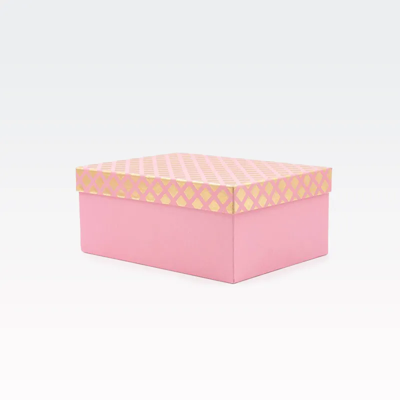 Darilna škatla kartonska, roza z zlato dekoracijo na pokrovu, 27x20x11.5cm