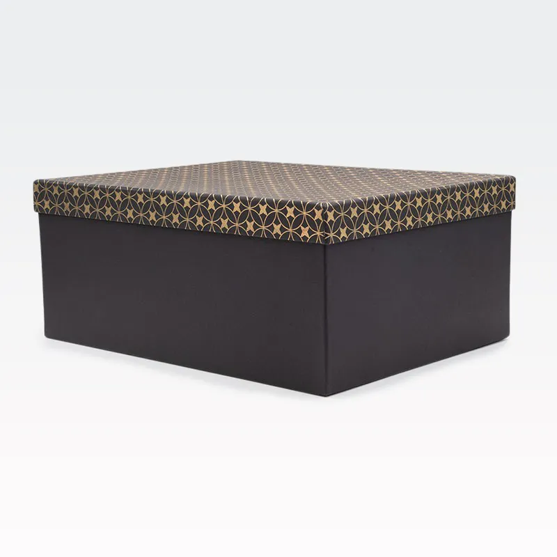 Darilna škatla kartonska, črna z zlato dekoracijo na pokrovu, 37.5x29x16cm