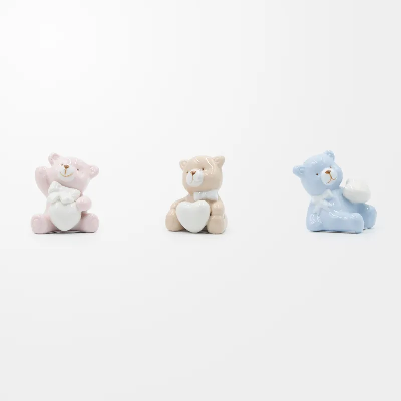 Medvedek, sedeč, s srčkom, pastelne barve, porcelan, 4x4.5x5.5cm, sort.