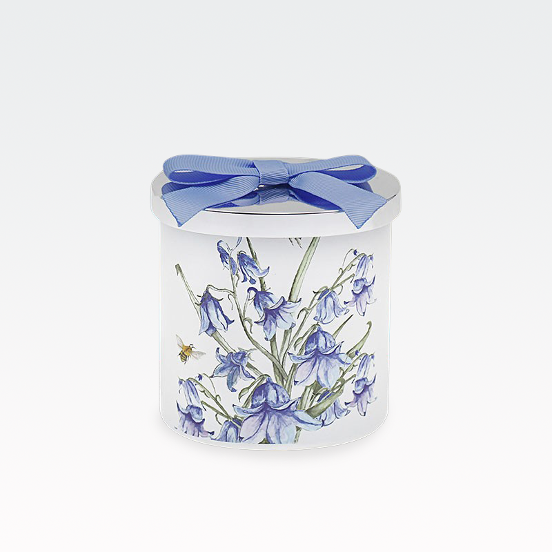 Sveča dišeča, s pokrovom, motiv modrih zvončkov in čebel, v darilni embalaži, 9cm