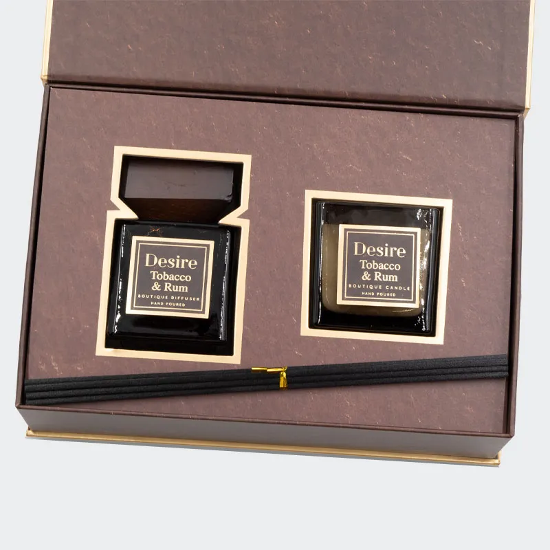 Darilni set, osvežilec zraka s palčkami, 100ml in dišeča sveča, 6cm, Tobacco & Rum, v darilni embalaži
