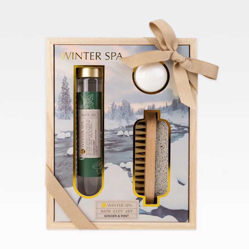 Kopalni set  WINTER SPA, (60ml gel za tuširanje,  30g kopalna kroglica, krtačka za nohte), z vonjem Ginger & Mint, v leseni škatlici