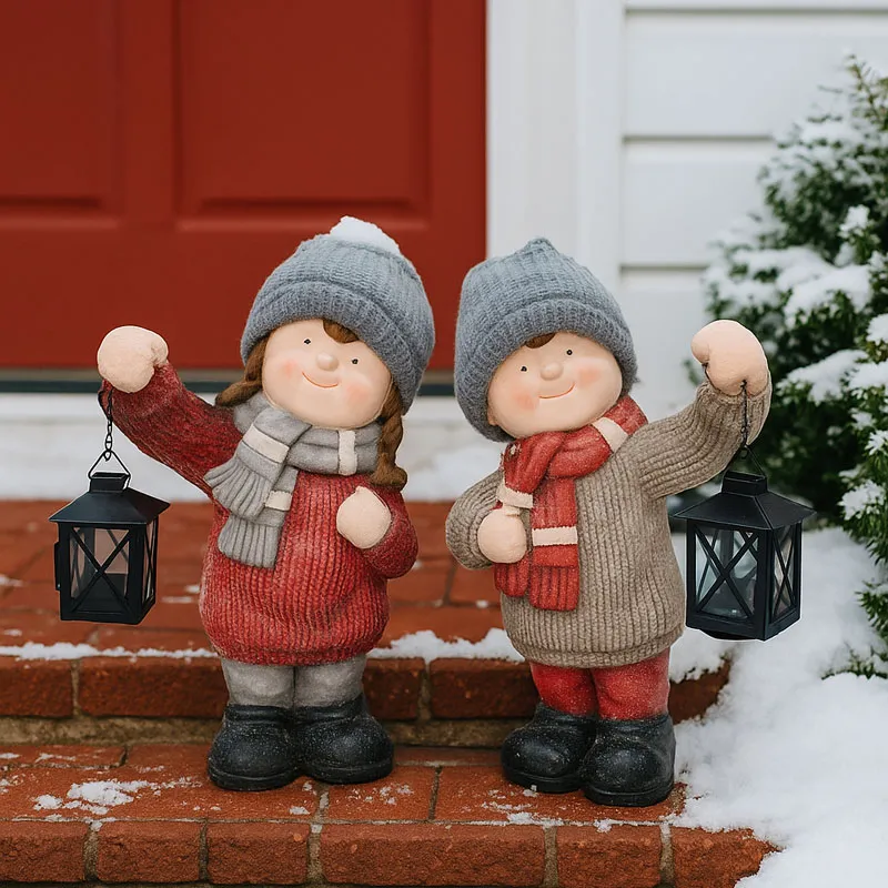 Punčka/fant z zimsko kapo, z laterno za čajno lučko, polimasa, 25x16x42cm