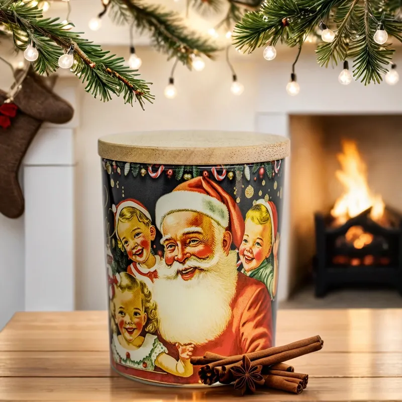 Sveča v steklenem kozarcu CHRISTMAS EVE, božična, s pokrovom iz bambusa, vonj cimet, 10cm