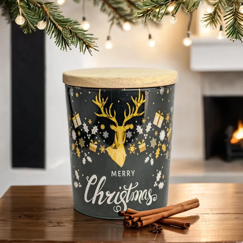 Sveča v steklenem kozarcu RUDOLF, božična, s pokrovom iz bambusa, vonj cimet in pomaranča, 10cm