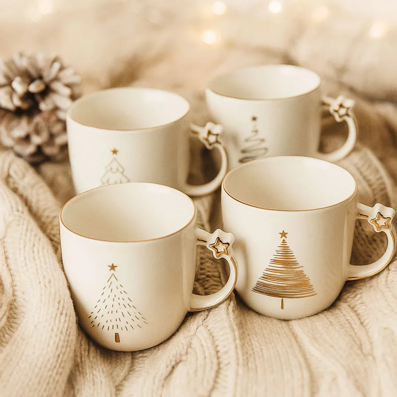 Skodelica božična, smrekica, z zlatim ročajem z zvezdico, new bone China, 360ml, sort.