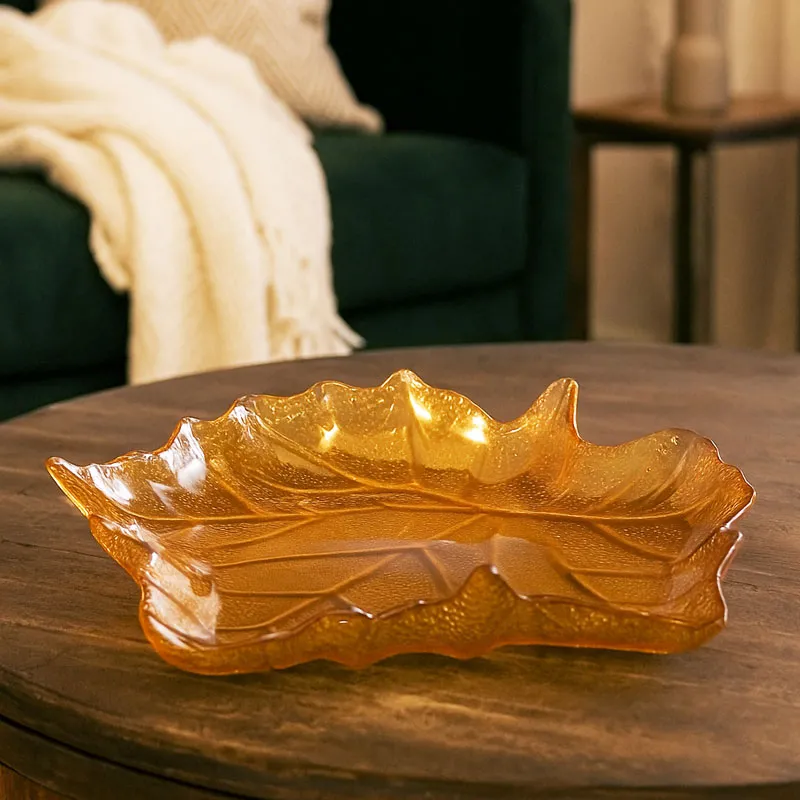 Pladenj steklen, javorjev list, 26,3x25.5x4cm, sort.