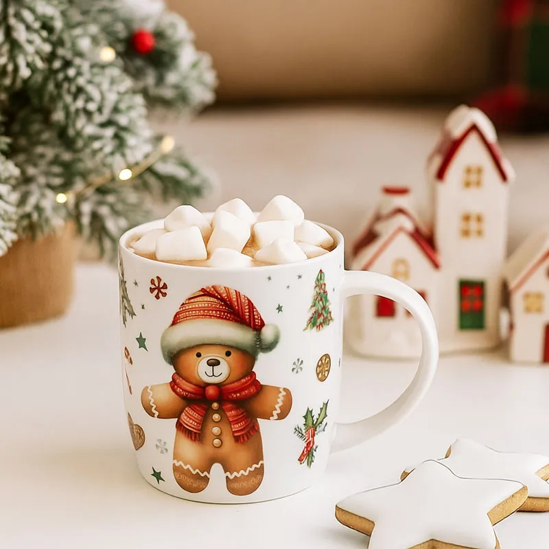 Skodelica božični motiv, CHRISTMAS CUTIES, v darilni embalaži v obliki smrekice, 400ml, new bone, 9.3cm