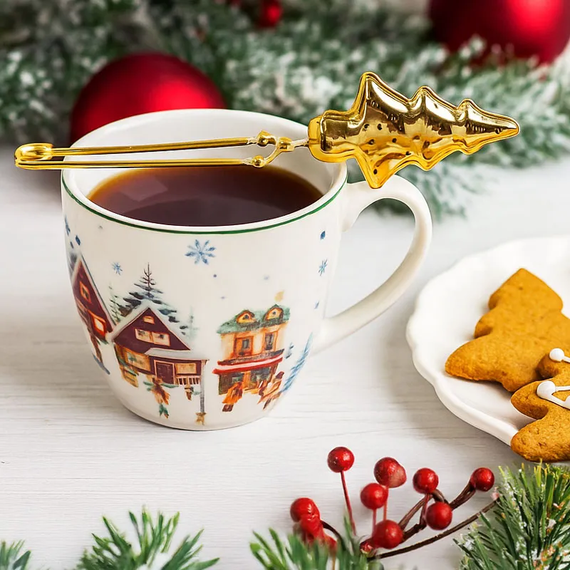 Skodelica s cedilko v obliki smrekice, božični motiv,  CHRISTMAS VILLAGE, v darilni embalaži, 460ml, new bone, 9cm