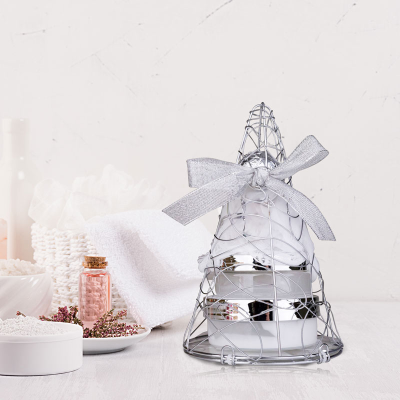 Kopalni set FESTIVE EDITION, (130ml losjon za telo, 60g kopalna sol, 20g kopalna kroglica, goba za umivanje), z vonjem  White Tea, v kovinski košari v obliki piramide