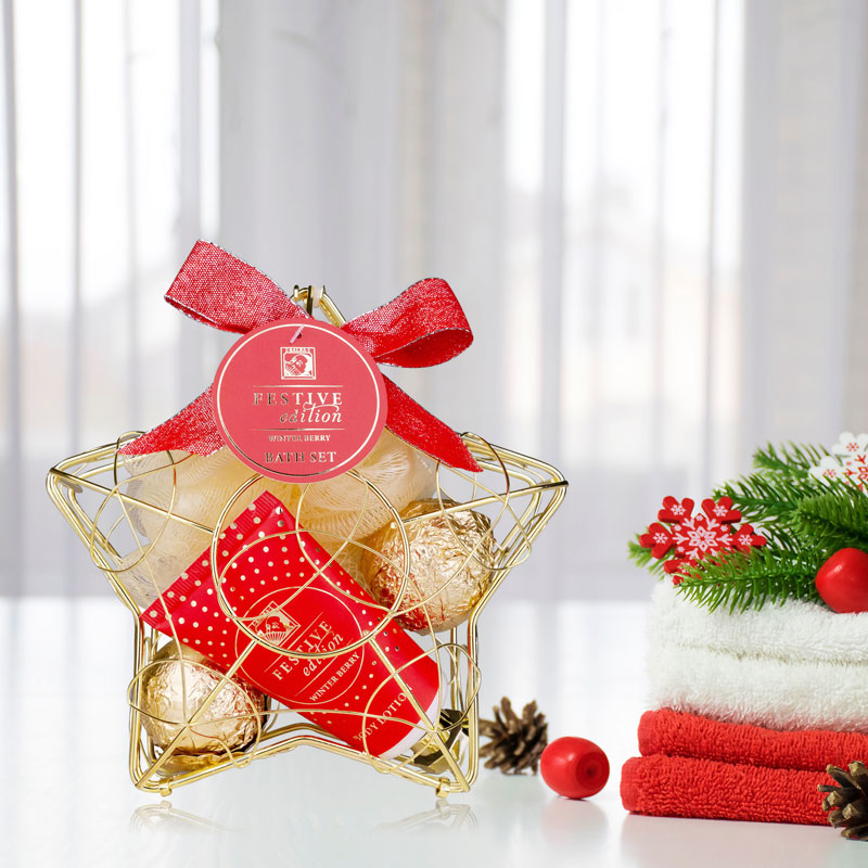 Kopalni set FESTIVE EDITION, (50ml losjon za telo, 2x 40g kopalna kroglica, goba za umivanje), z vonjem Winter Berry, v koviski košari v obliki zvezde