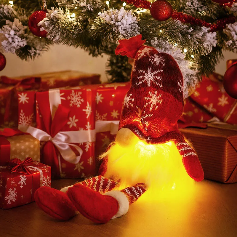 Palček brez okic, z rdečo kapo z božičnim motivom, mehkimi nogami, z LED lučko, poliester, 12x33cm