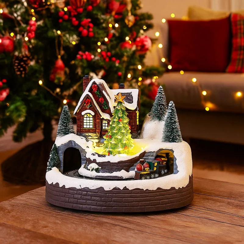 Hiša ob gozdu, z vlakom, božična dekoracija z LED lučkami in glasbo, polimasa, na baterije/USB, 20x20x16cm
