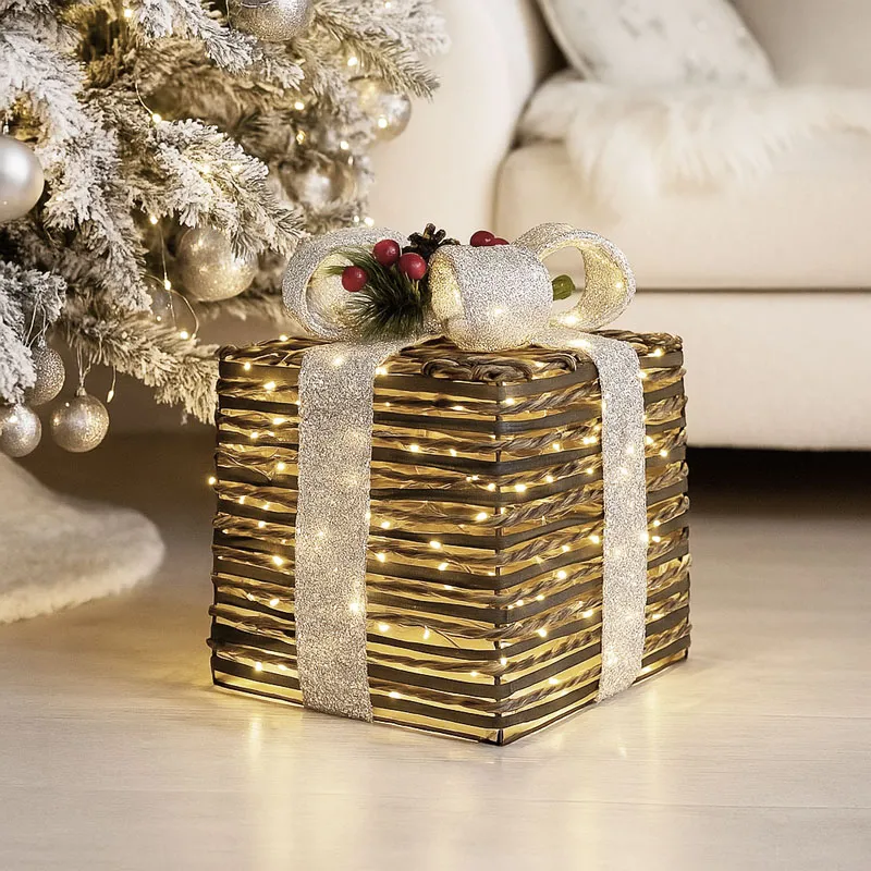 Dekoracija božična z led lučkami, v obliki darila, rjav ratan s srebrno pentljo, za notranjo uporabo, 30 LED, 8 funkcij, 15cm