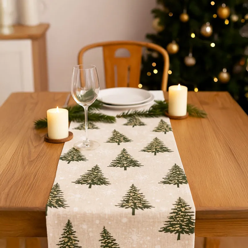 Blago na roli, božični motiv, belo z zelenimi božičnimi smrekami, 100% poliester, 28x200cm