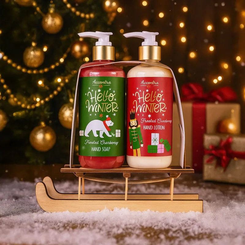 Darilni set HELLO WINTER, božični, (290ml tekoče milo roke, 290ml loisjon za roke),  z vonjem Frosted Cranberry, v darilni embalaži na lesenih saneh