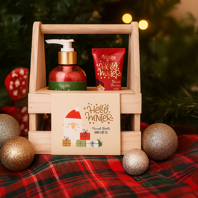 Set za nego rok HELLO WINTER, božični, (240ml tekoče milo za roke, 60ml krema za roke in nohte), z vonjem Frosted Cranberry, v leseni košari