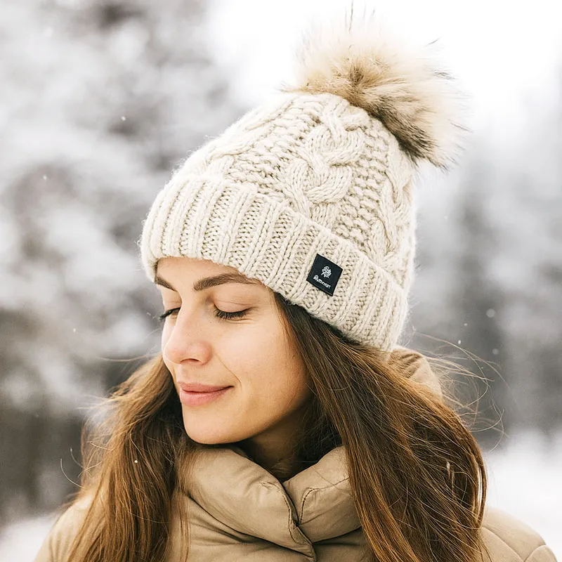 Kapa zimska, ženska, s cofom, 100% poliakril, sort.