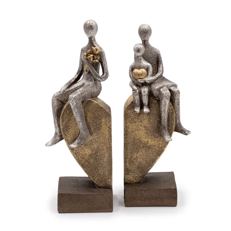 Skulptura, družina sedeča na srcu, polimasa, 17x8x23cm