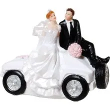 Hranilnik, poročni par sedeči na avtu, polymasa, 12x10cm