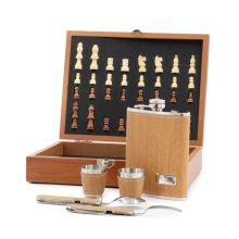 Šah lesen s setom - prisrčnica 226ml, 2x kozarček, žepna vilica in žlica - kovina prevlečna usnjem, v embalaži