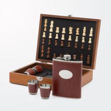 Šah lesen s setom - prisrčnica, 4x kozarček in lijak, kovina prevlečena usnjem, v embalaži