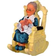 Babica na gugalniku z muco mala figura 4,2x7x9cm