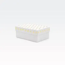 Darilna škatla kartonska, bela, z zlatimi srčki na pokrovu, 19x13x7.5cm