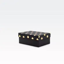 Darilna škatla kartonska, črna, z zlatimi pikami na pokrovu, 21x15x8.5cm