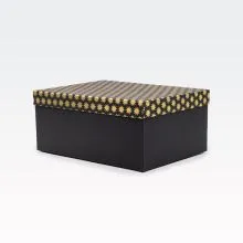 Darilna škatla kartonska, črna, z zlatimi zvezdami na pokrovu, 31x23x13.5cm