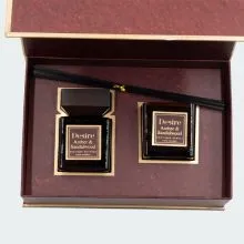 Darilni set, osvežilec zraka s palčkami, 100ml in dišeča sveča, 6cm, Ambers & Sandlewood, v darilni embalaži