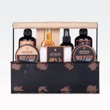 Kopalni set za moške MEN'S COLLECTION, (190ml gel za tuširanje, 190ml peneča kopel, 120ml maslo za telo, 120ml piling za telo, 100g kopalna sol, 90ml sprej za telo, brisačka 30x30cm), z vonjem Birch&Cedar, v kovinski košari