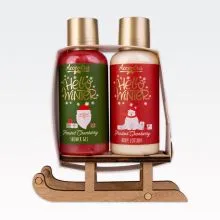 Kopalni set HELLO WINTER , božični, (100ml gel za tuširanje, 100ml losijon za telo), z vonjem Frosted Cranberry, v darilni embalaži na lesenih saneh