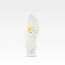 Figura darilna za obhajilo, fant klečeč ob peresu, umetna masa, 5.5x19cm