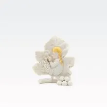 Figura darilna za obhajilo, dekle klečeče ob listu, umetna masa, 9x4x9.5cm