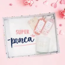 DARILO: darilna škatla, brisača Super punca, darilni set Vrtnica, sveča