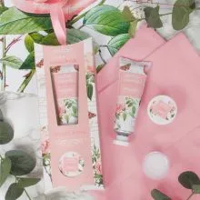 Darilni set Velvet Rose Redoute Rose, Hand &Lip care, 2/1, (krema za roke 40ml, balzam za ustnice 10g)