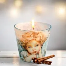 Sveča v steklenem kozarcu ANGEL, cherub, vonj lady million, 8.2cm