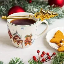Skodelica s cedilko v obliki smrekice, božični motiv,  CHRISTMAS VILLAGE, v darilni embalaži, 460ml, new bone, 9cm
