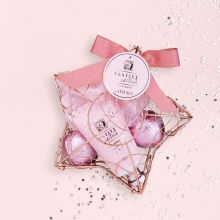 Kopalni set FESTIVE EDITION, (50ml losjon za telo, 2x 40g kopalna kroglica, goba za umivanje), z vonjem Winter Rose, v koviski košari v obliki zvezde