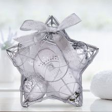 Kopalni set FESTIVE EDITION, (50ml losjon za telo, 2x 40g kopalna kroglica, goba za umivanje), z vonjem White Tea, v koviski košari v obliki zvezde