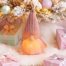 Palček brez okic, s pleteno roza kapo, z LED lučko, poliester, 22x12cm