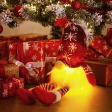 Palček brez okic, z rdečo kapo z božičnim motivom, mehkimi nogami, z LED lučko, poliester, 12x33cm