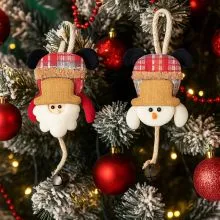 Obesek božični, figura na vrvici s kraguljčkom, karirasta, poliester, 23x10cm, sort.